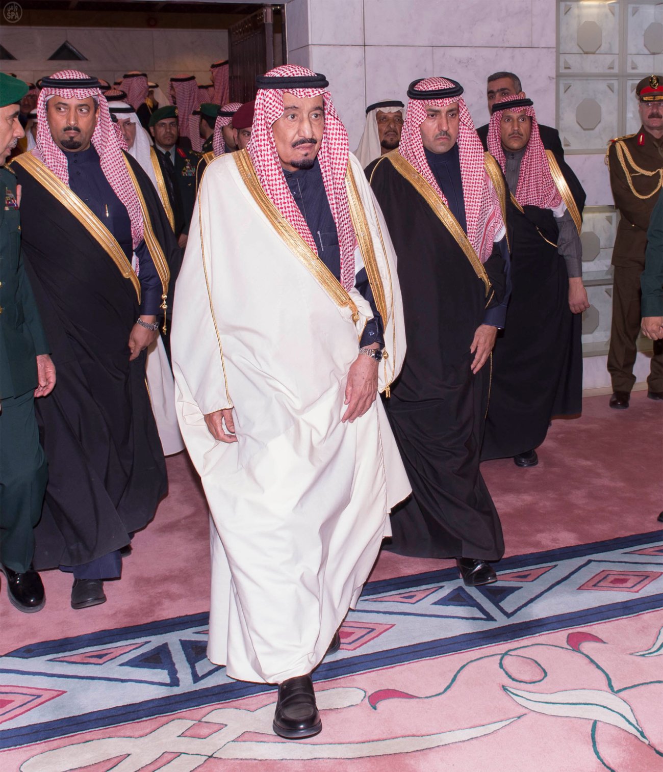 خادم الحرمين الشريفين وولي العهد وولي ولي العهد يتلقون البيعة