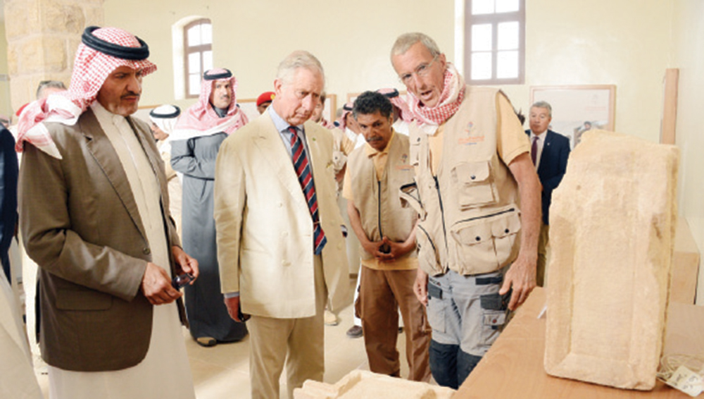 ولي العهد البريطاني يزور مدائن صالح ومواقع تاريخية بالعلا