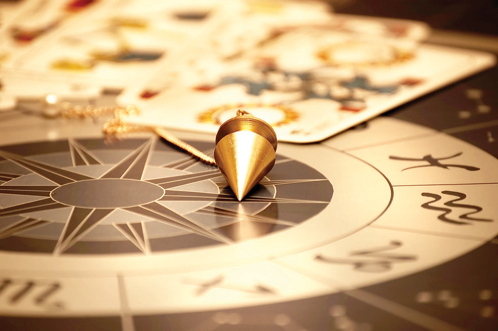 ثقافة الأبراج خدعة .. و«حامل الحية» يكشف خداع المنجمين