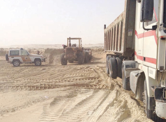 شاحنات أجنبية تبيع الرمال بطريقة غير مشروعة داخل المملكة