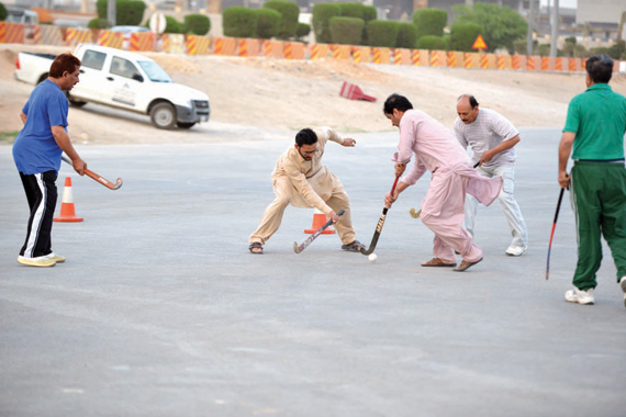 «الهوكي» و«الكركيت» لعبتان جديدتان تقتحمان ميادين كرة القدم في الرياض