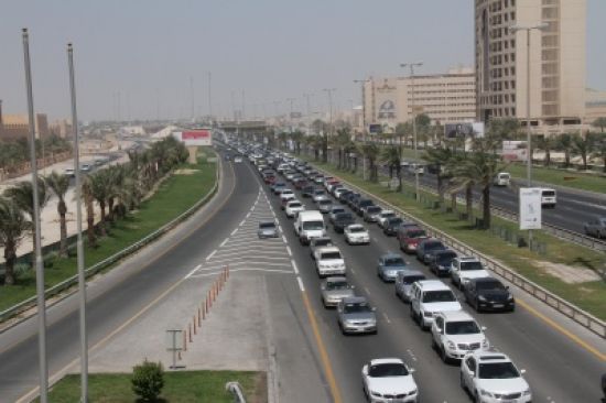 البحرين تغلّظ عقوباتها المرورية.. 5 آلاف ريال وسجن 6 أشهر لمتجاوزي الإشارة الضوئية ومستخدمي الجوال