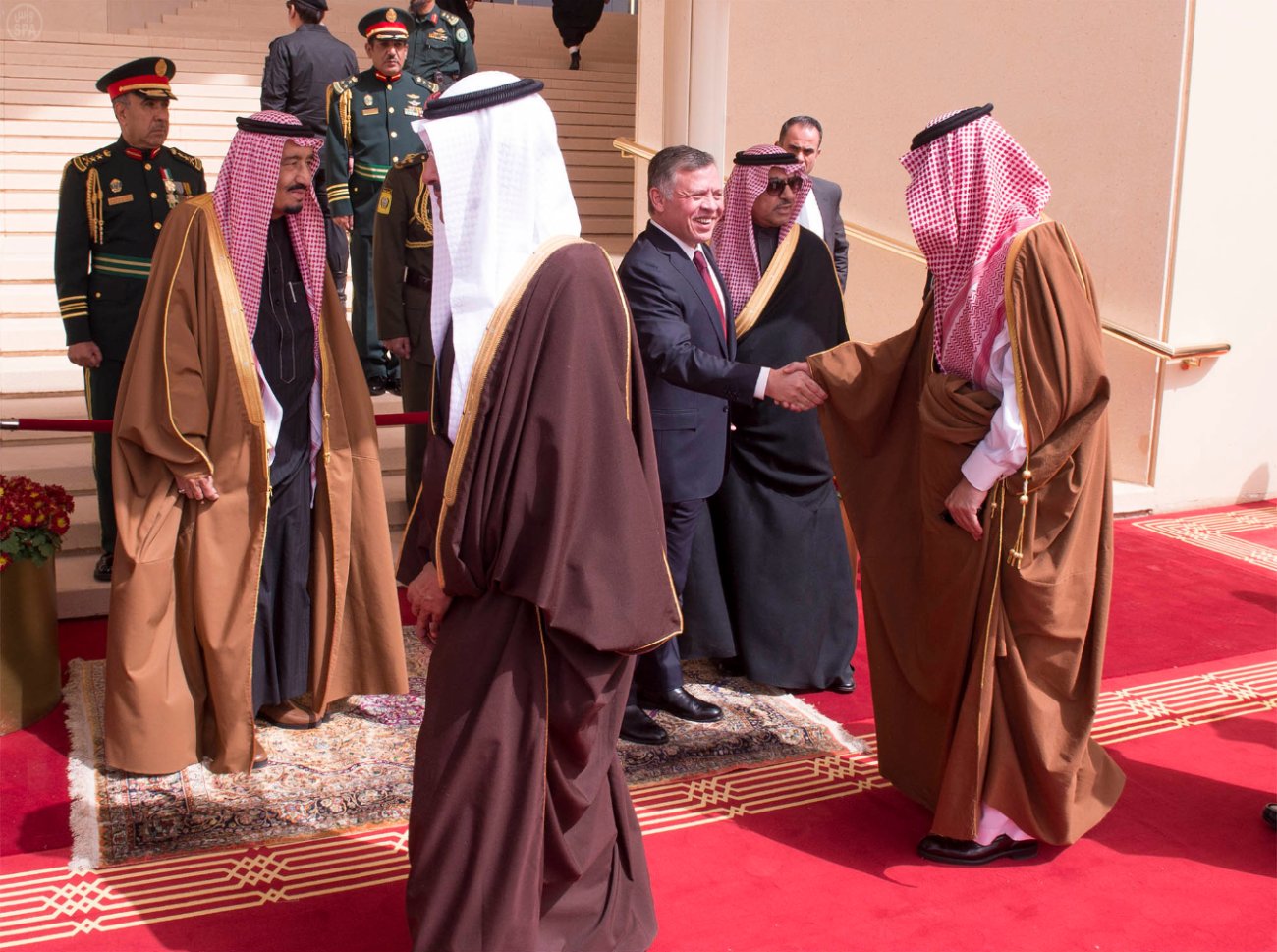 خادم الحرمين الشريفين يعقد جلسة مباحثات رسمية مع ملك الأردن