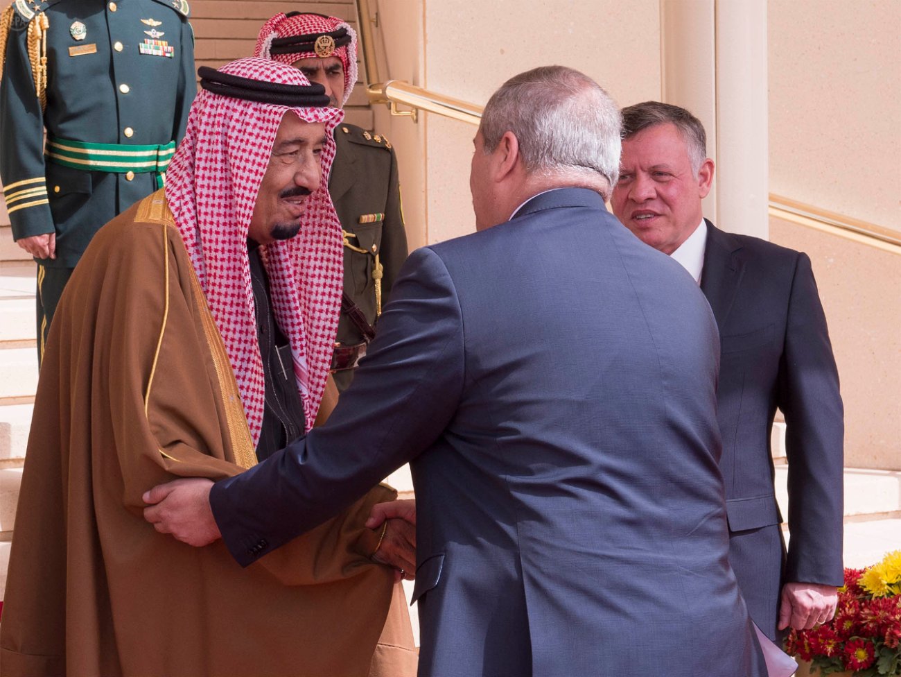 خادم الحرمين الشريفين يعقد جلسة مباحثات رسمية مع ملك الأردن
