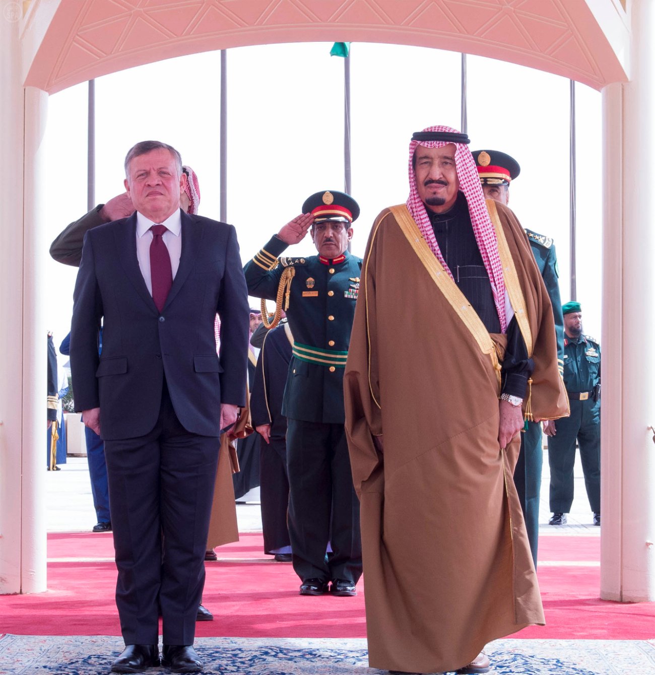 خادم الحرمين الشريفين يعقد جلسة مباحثات رسمية مع ملك الأردن