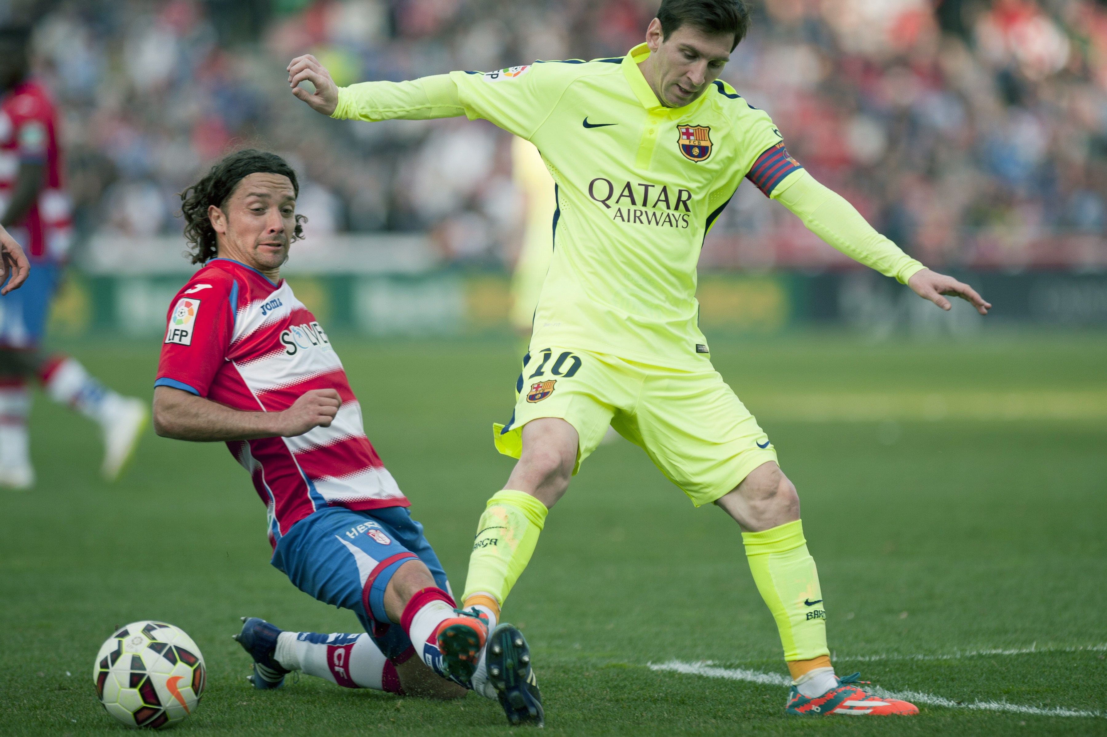 قصة مصورة: برشلونة يستعيد توازنه في الدوري الإسباني بفوزه على غرناطة