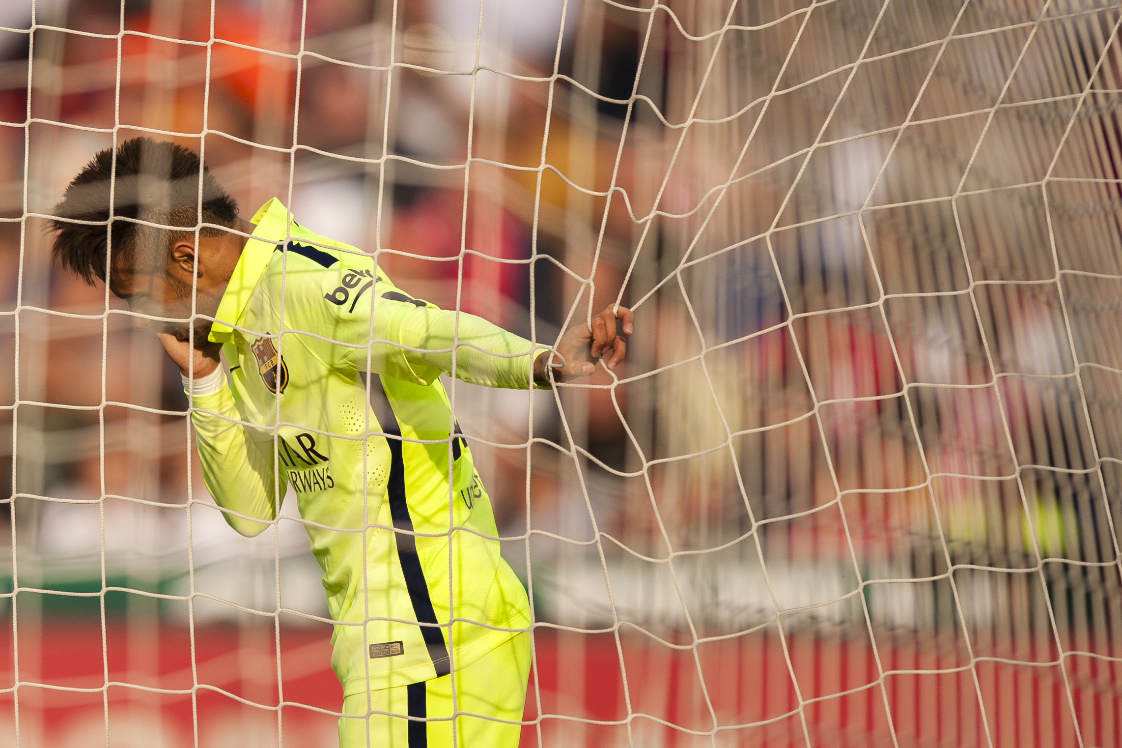 قصة مصورة: برشلونة يستعيد توازنه في الدوري الإسباني بفوزه على غرناطة