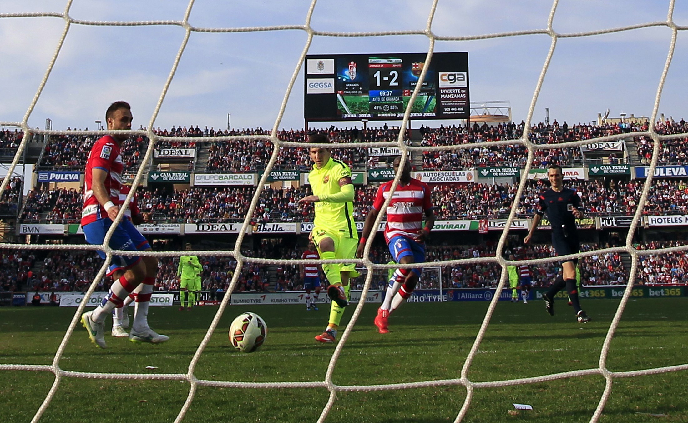 قصة مصورة: برشلونة يستعيد توازنه في الدوري الإسباني بفوزه على غرناطة