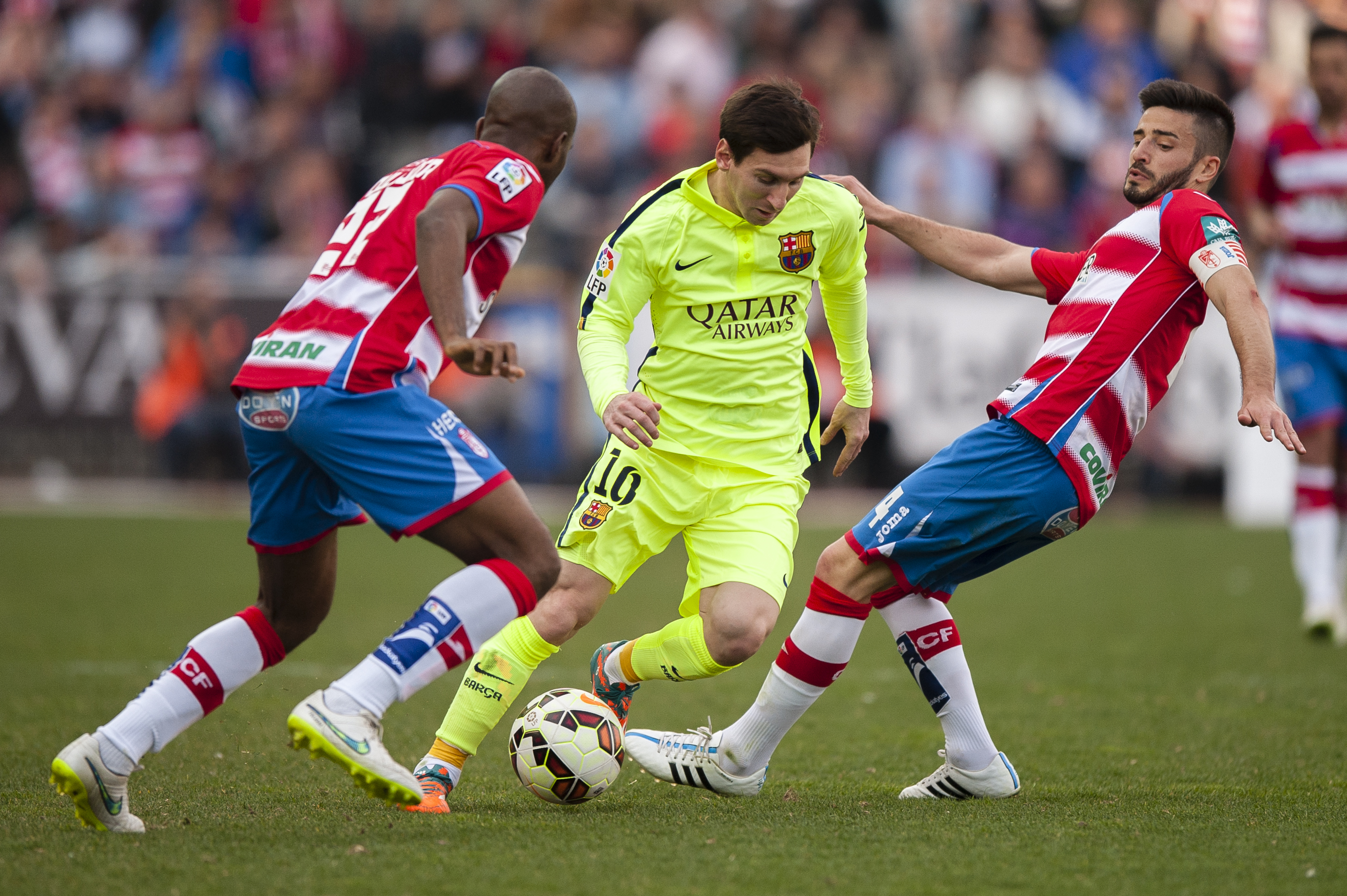 قصة مصورة: برشلونة يستعيد توازنه في الدوري الإسباني بفوزه على غرناطة