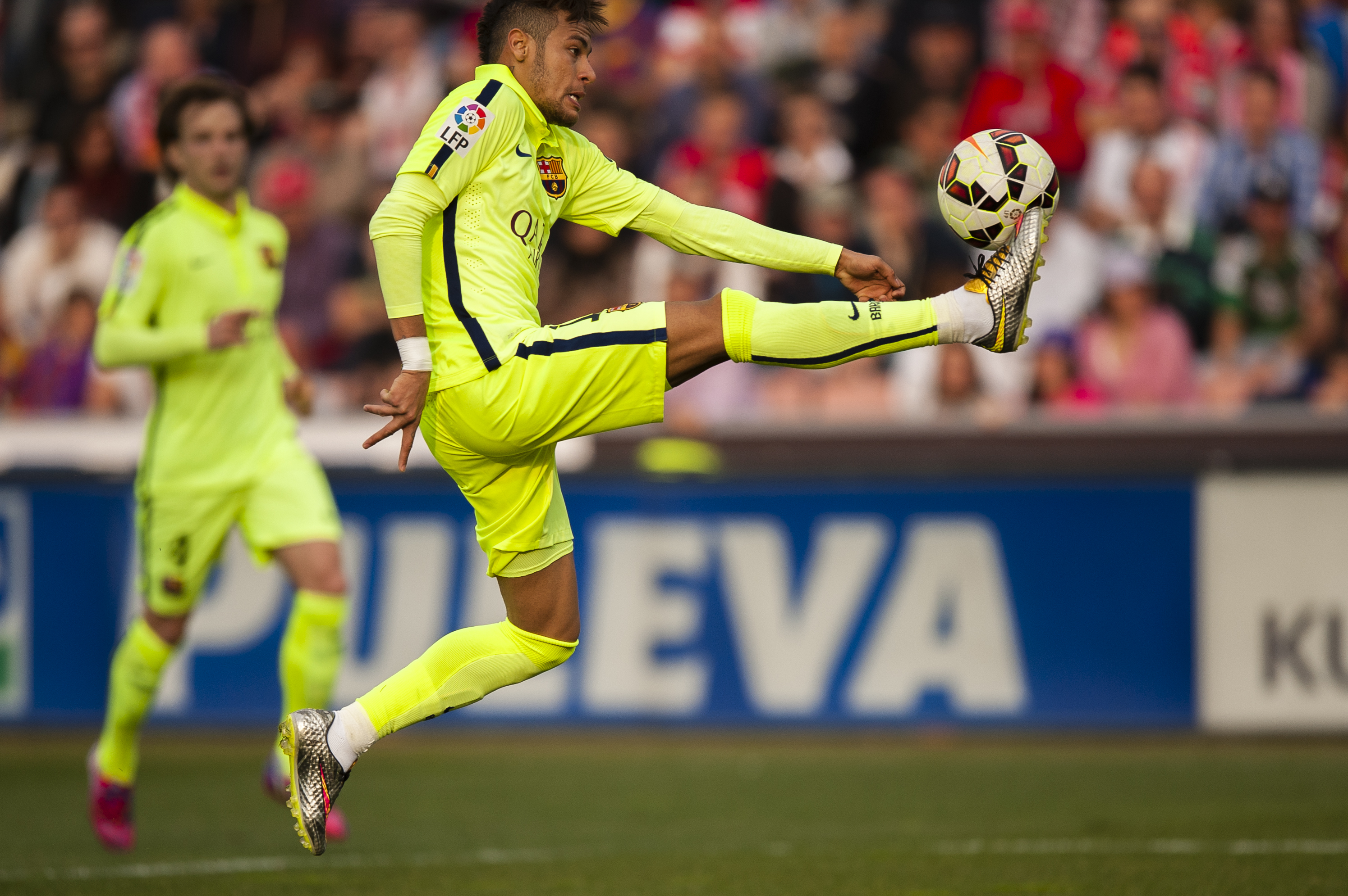 قصة مصورة: برشلونة يستعيد توازنه في الدوري الإسباني بفوزه على غرناطة