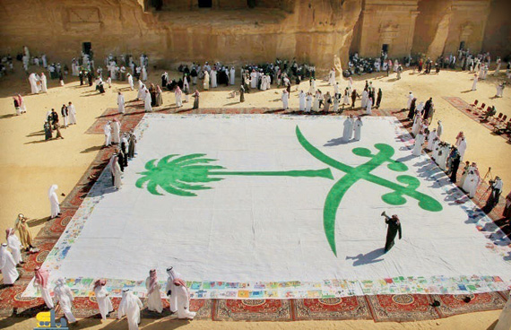 فريق سعودي - ياباني يرسم أكبر لوحة لشعاري البلدين