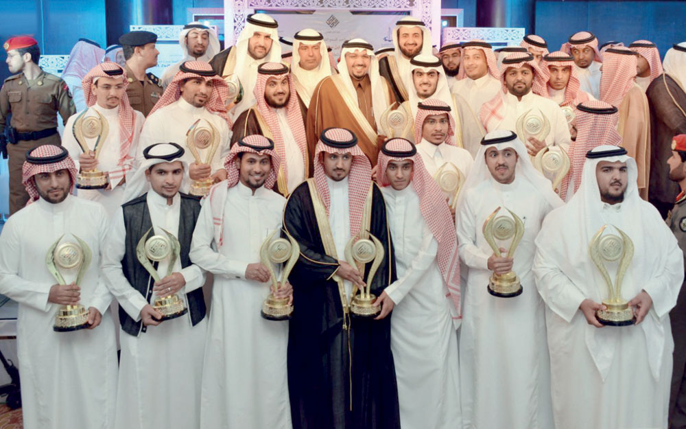 تتويج الفائزين بجائزة الشاب العصامي
في ملتقى «شبابنا فخرنا»