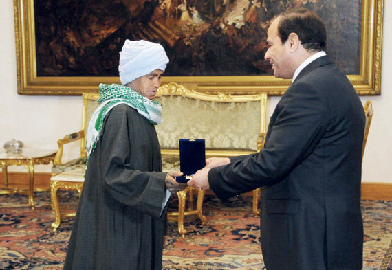 أرملة مصرية عاشت 40 عاما متنكرة في جلباب رجل