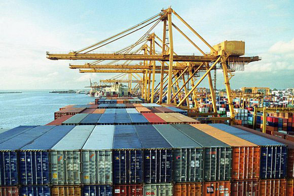 انخفاض صادرات المملكة السلعية غير البترولية وارتفاع وارداتها في فبراير الماضي