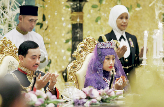 زواج ابن سلطان بروناي .. ملابس ذهبية مرصعة بالألماس