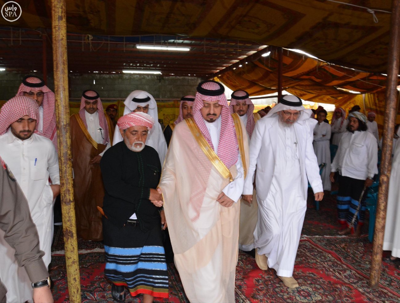 أمير عسير ينقل تعازي القيادة للشهيدين آل منصور والعسيري