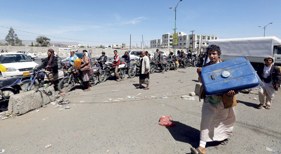 ميليشيات الحوثي وصالح تمنع وصول الإغاثة والمساعدات الإنسانية إلى المناطق المنكوبة