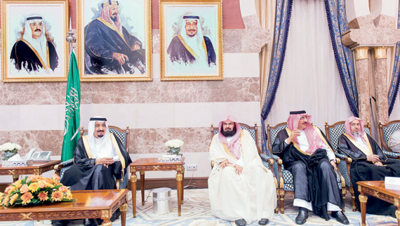 خادم الحرمين يشرف حفل عشاء أقامه أمير مكة المكرمة