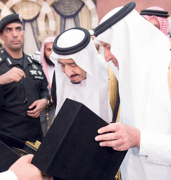 خادم الحرمين يشرف حفل عشاء أقامه أمير مكة المكرمة