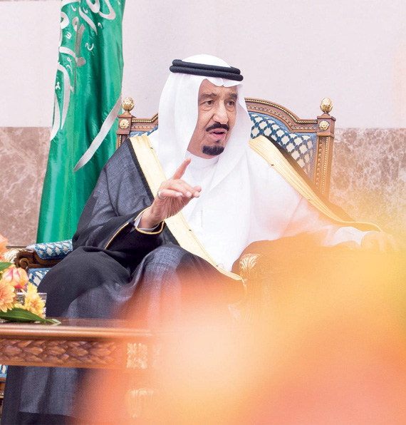 خادم الحرمين يشرف حفل عشاء أقامه أمير مكة المكرمة