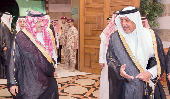 خادم الحرمين يشرف حفل عشاء أقامه أمير مكة المكرمة