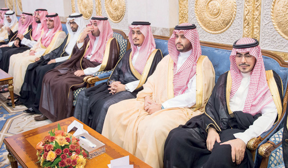خادم الحرمين يشرف حفل عشاء أقامه أمير مكة المكرمة