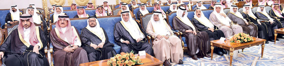 خادم الحرمين يشرف حفل عشاء أقامه أمير مكة المكرمة