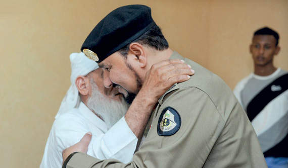 عناق الأخوة