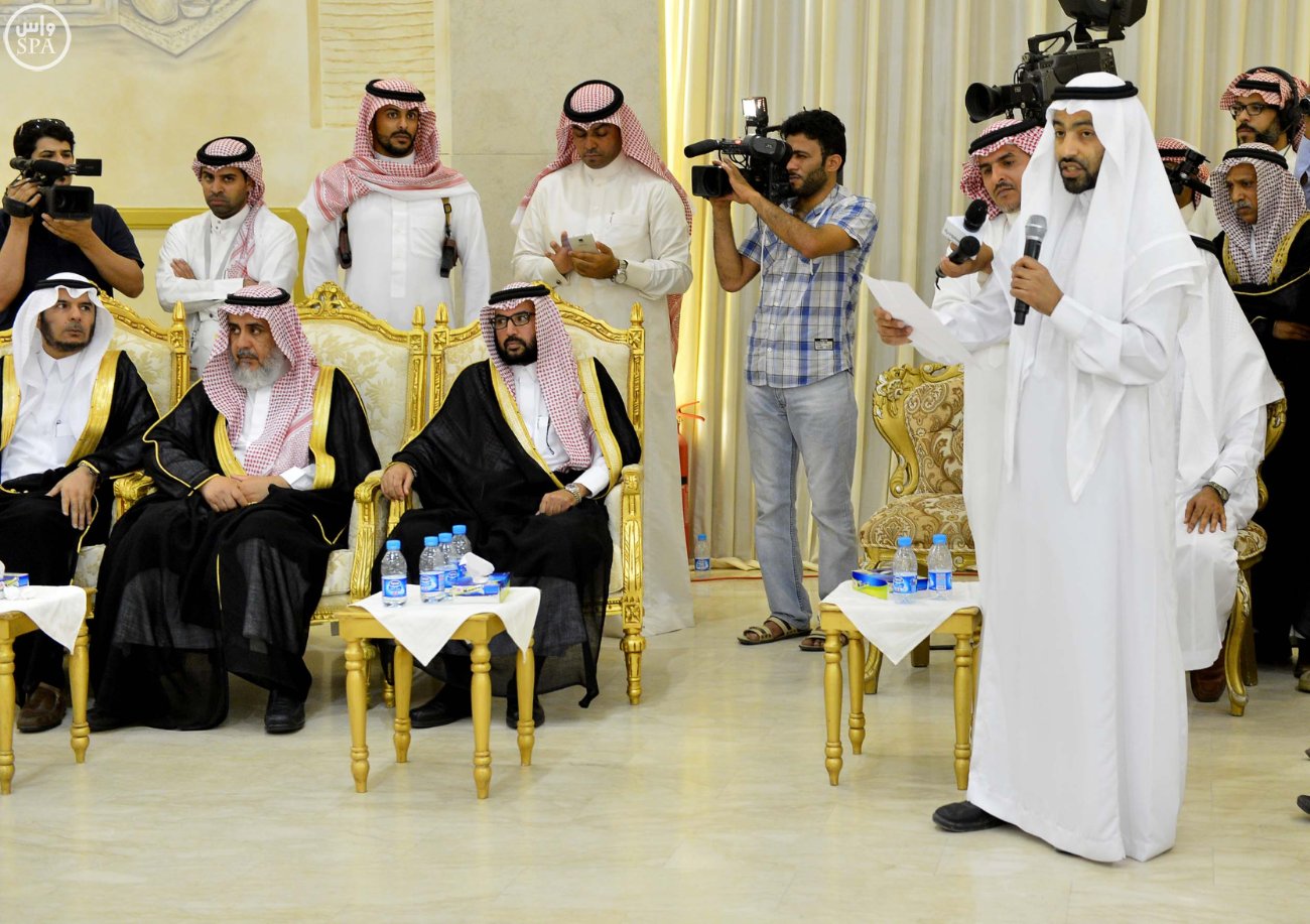 ولي العهد ينقل تعازي الملك سلمان لأسر وذوي ضحايا تفجير القديح