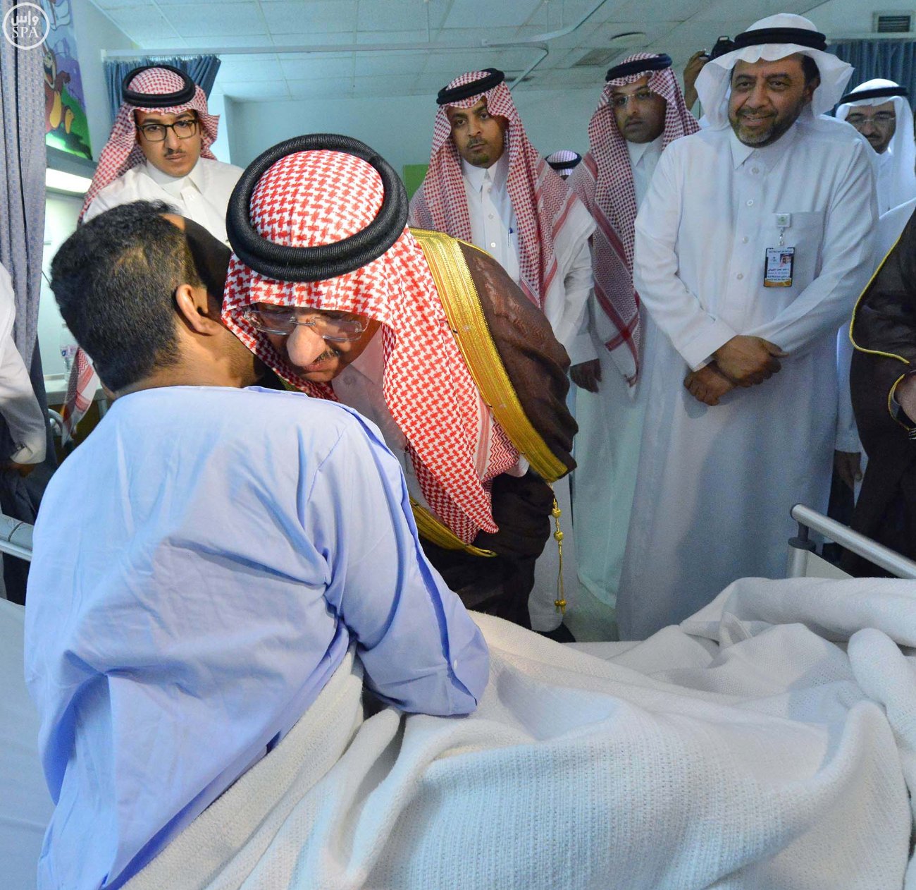 ولي العهد ينقل تعازي الملك سلمان لأسر وذوي ضحايا تفجير القديح