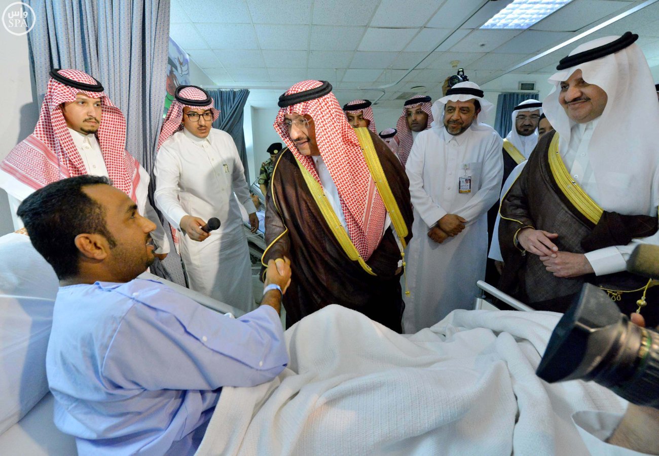 ولي العهد ينقل تعازي الملك سلمان لأسر وذوي ضحايا تفجير القديح