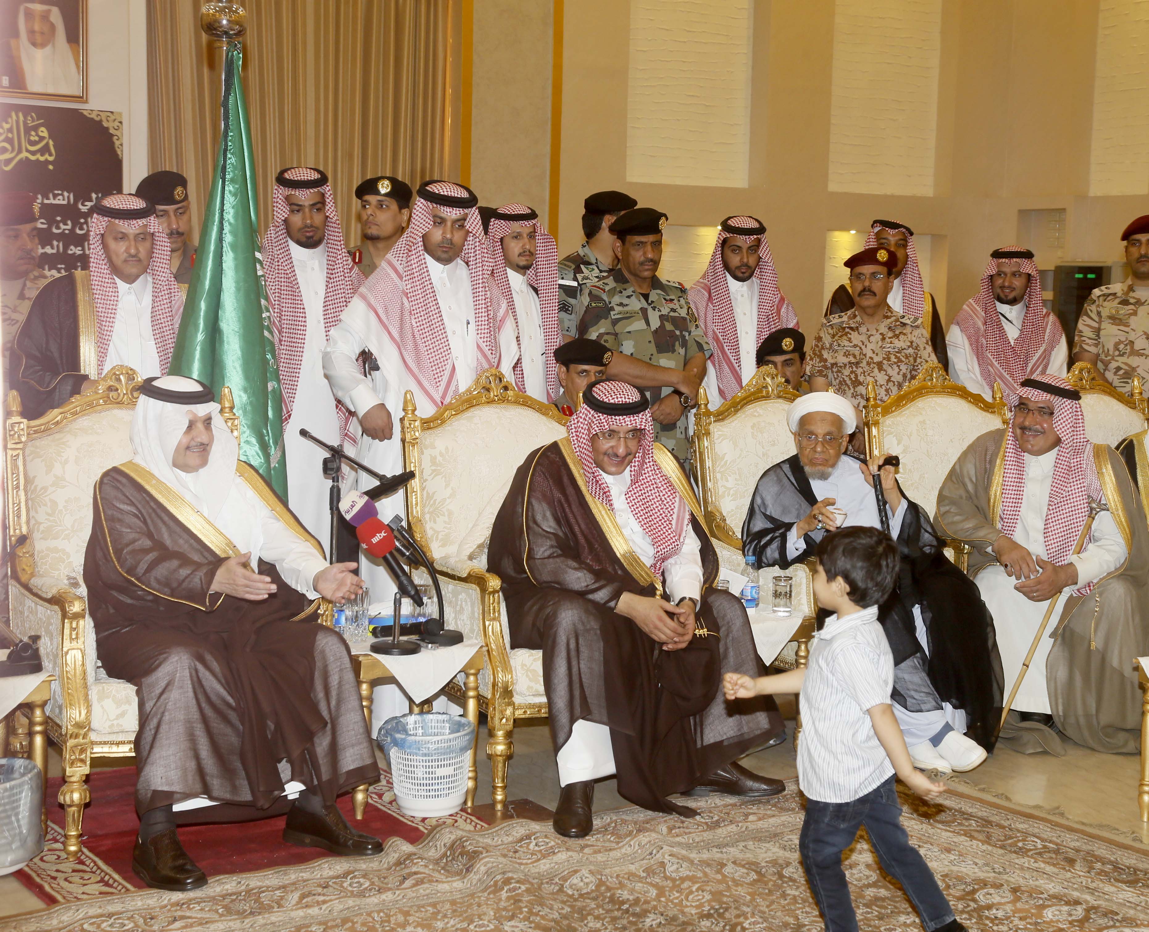 ولي العهد ينقل تعازي الملك سلمان لأسر وذوي ضحايا تفجير القديح