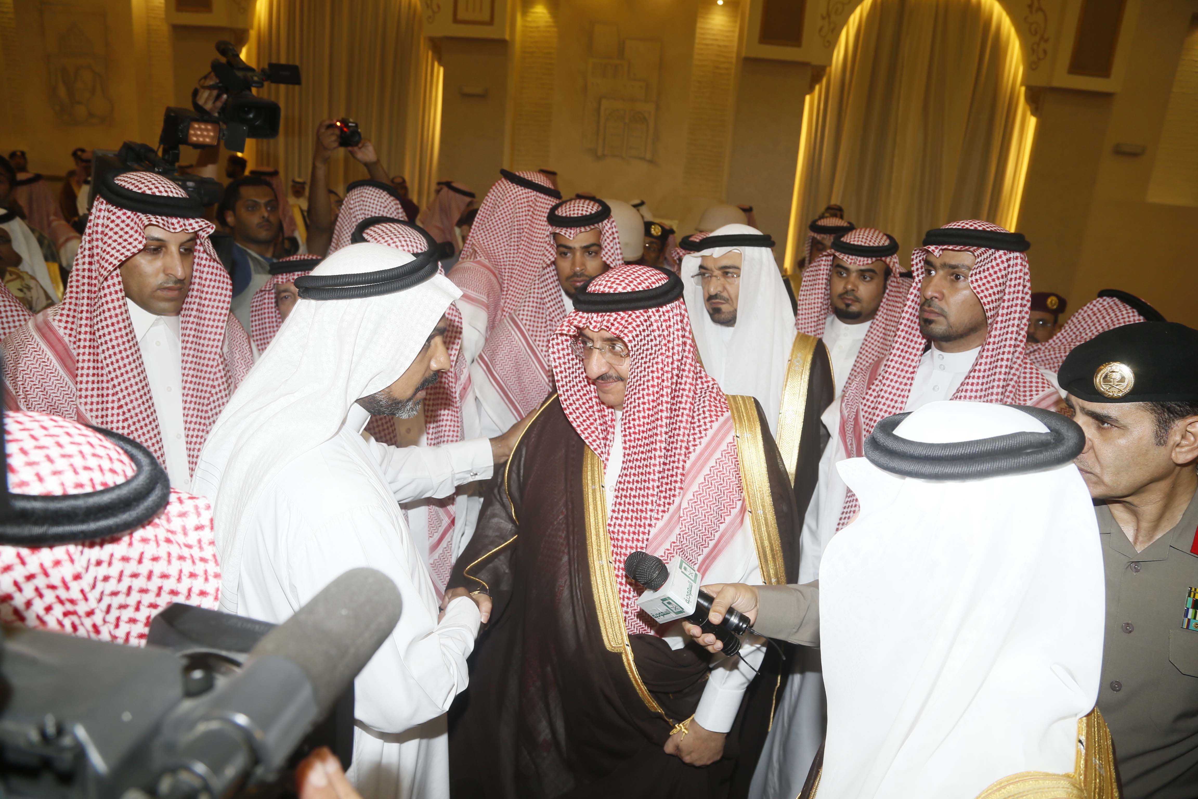 ولي العهد ينقل تعازي الملك سلمان لأسر وذوي ضحايا تفجير القديح