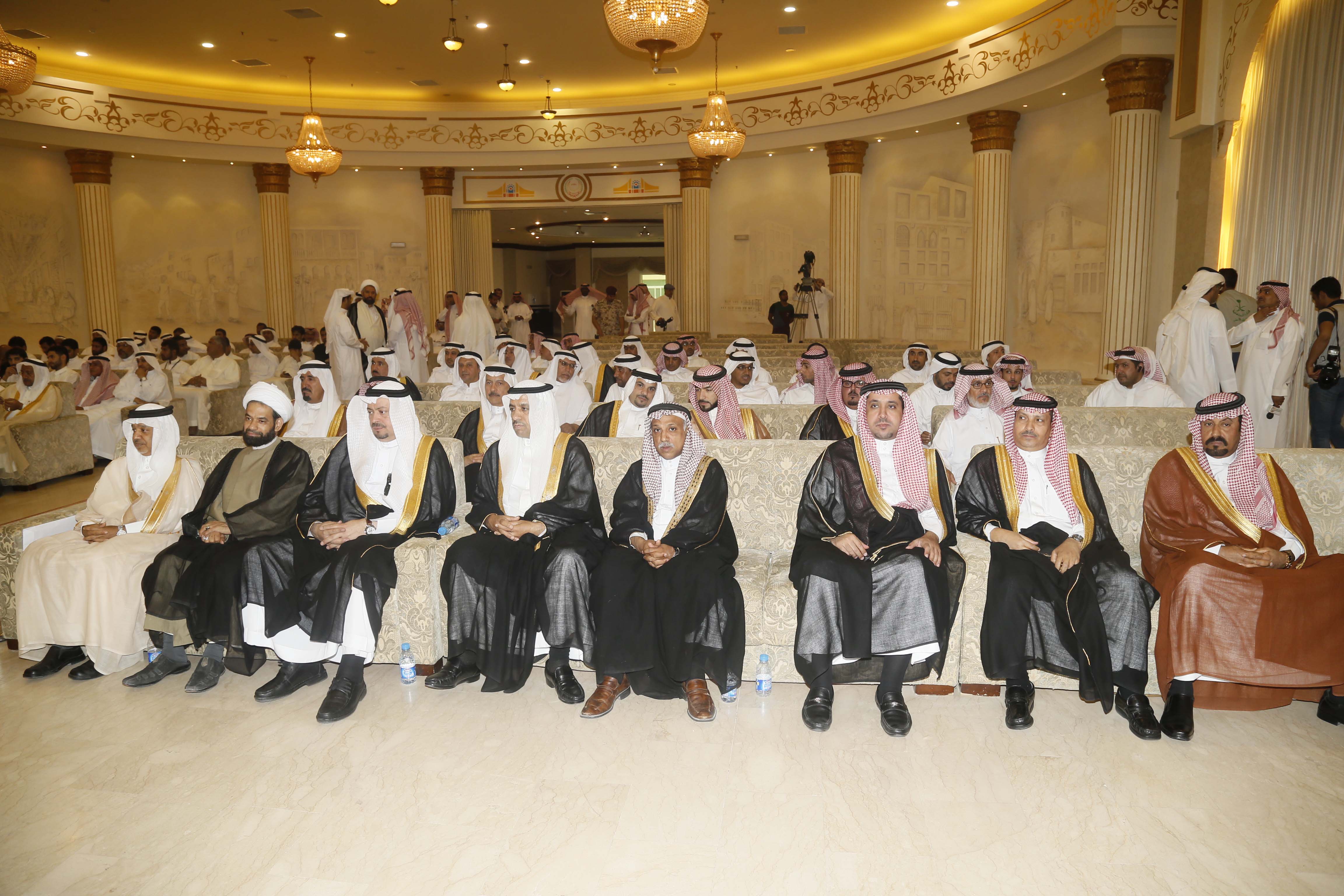 ولي العهد ينقل تعازي الملك سلمان لأسر وذوي ضحايا تفجير القديح