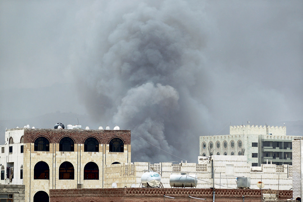 مقاتلات التحالف وبارجات حربية تدمر القاعدة البحرية في الحديدة بشكل كامل