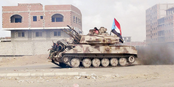 المقاومة الشعبية تتقدم في عدن بمشاركة وحدات عسكرية مدربة وغطاء جوي