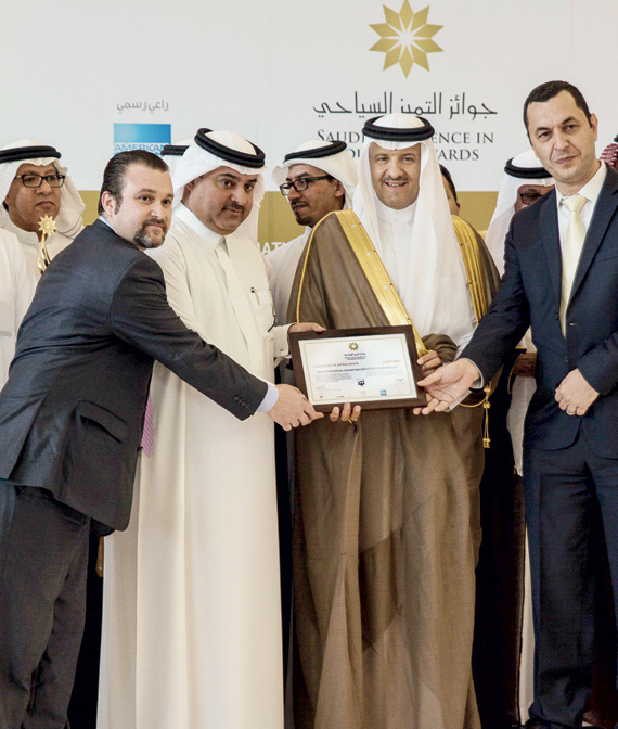 سلطان بن سلمان يسلم «الحكير» 5 جوائز للتميز السياحي في المملكة