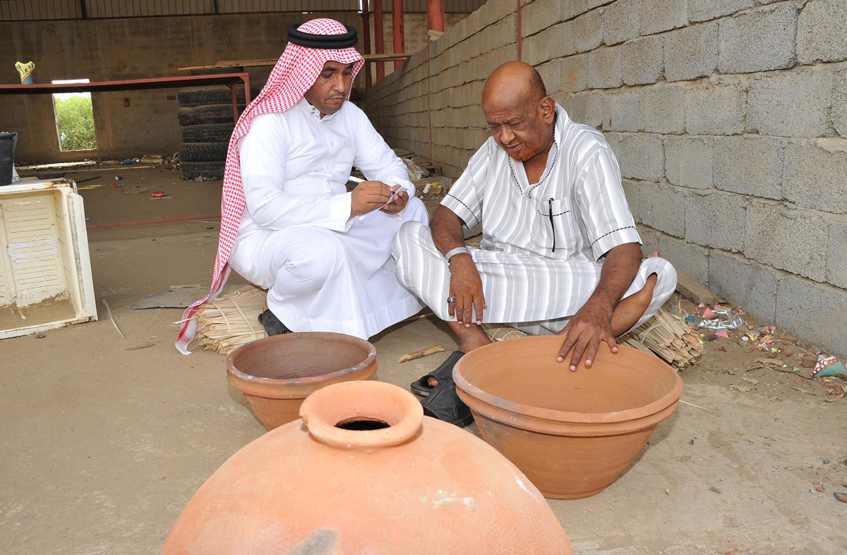 جازان : الأواني الفخارية .. تجارة عريقة تزدهر قبيل رمضان
