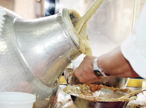 «الفول» يشعل أحياء مكة بطوابير الصائمين .. والأهالي: موروث شعبي قبل أن يكون وجبة