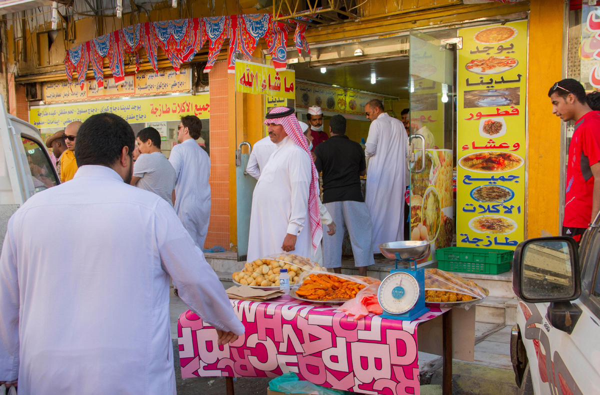 رمضان ينشّط سوق الخالدية في تبوك بعد توقفه 330 يوما