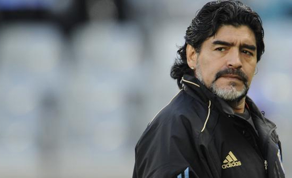 مارادونا يعتزم المنافسة على رئاسة الفيفا