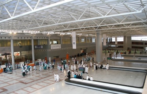 جمرك مطار الملك عبدالعزيز الدولي يحبط تهريب 187 كبسولة هيروين