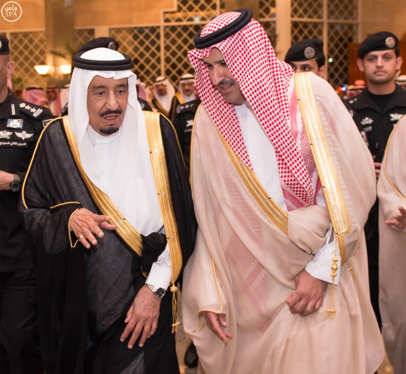 الملك يصل إلى المدينة المنورة ويزور المسجد النبوي