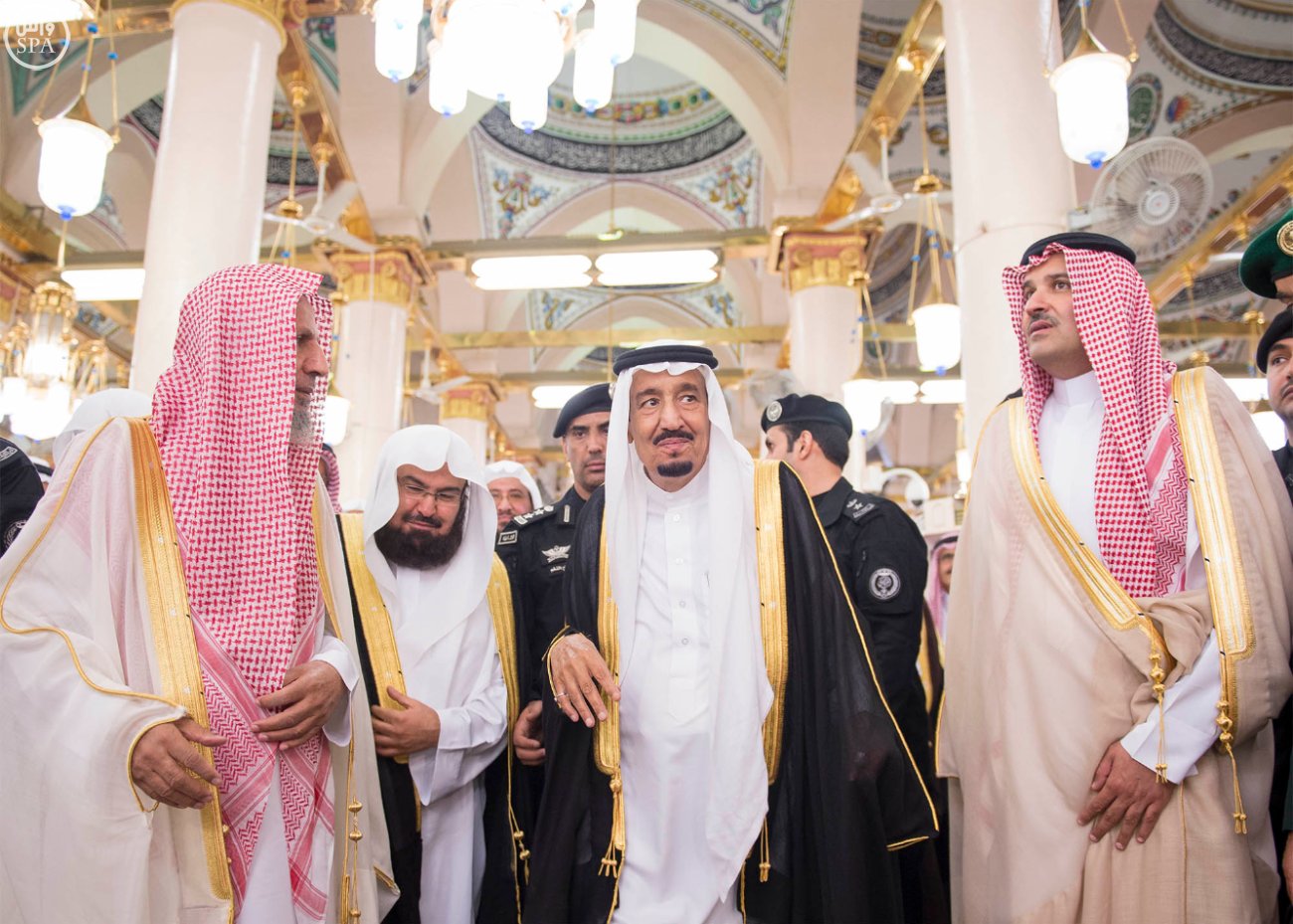 الملك يصل إلى المدينة المنورة ويزور المسجد النبوي