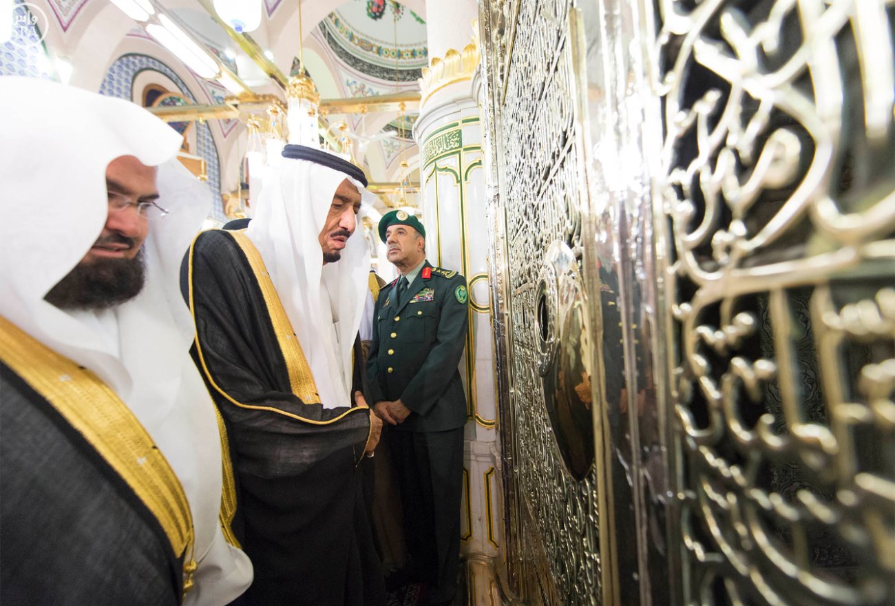 الملك يصل إلى المدينة المنورة ويزور المسجد النبوي