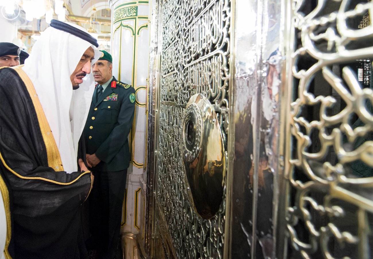 الملك يصل إلى المدينة المنورة ويزور المسجد النبوي