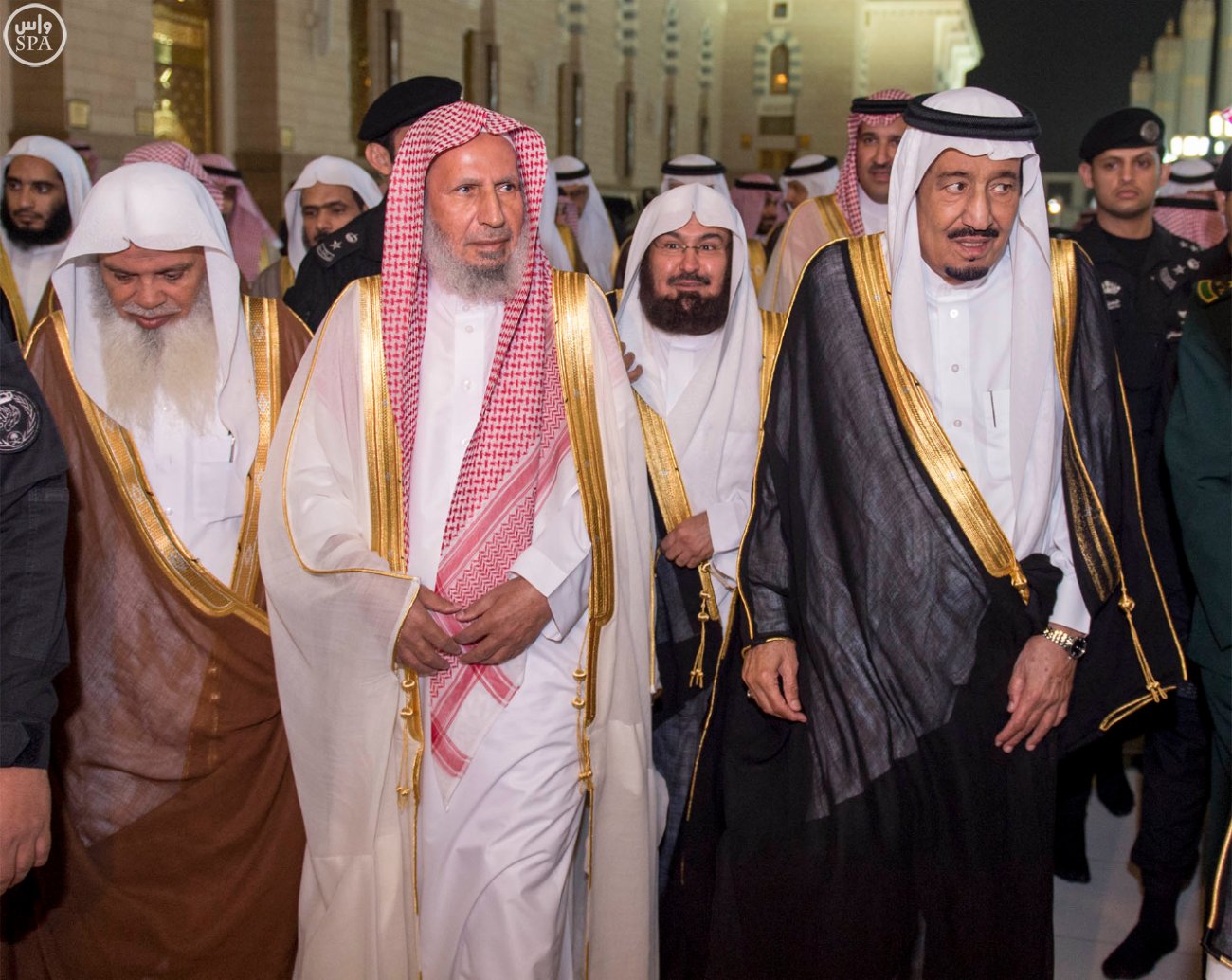 الملك يصل إلى المدينة المنورة ويزور المسجد النبوي