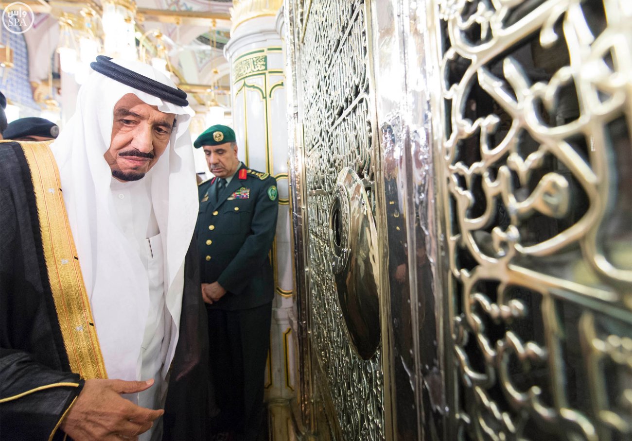 الملك يصل إلى المدينة المنورة ويزور المسجد النبوي