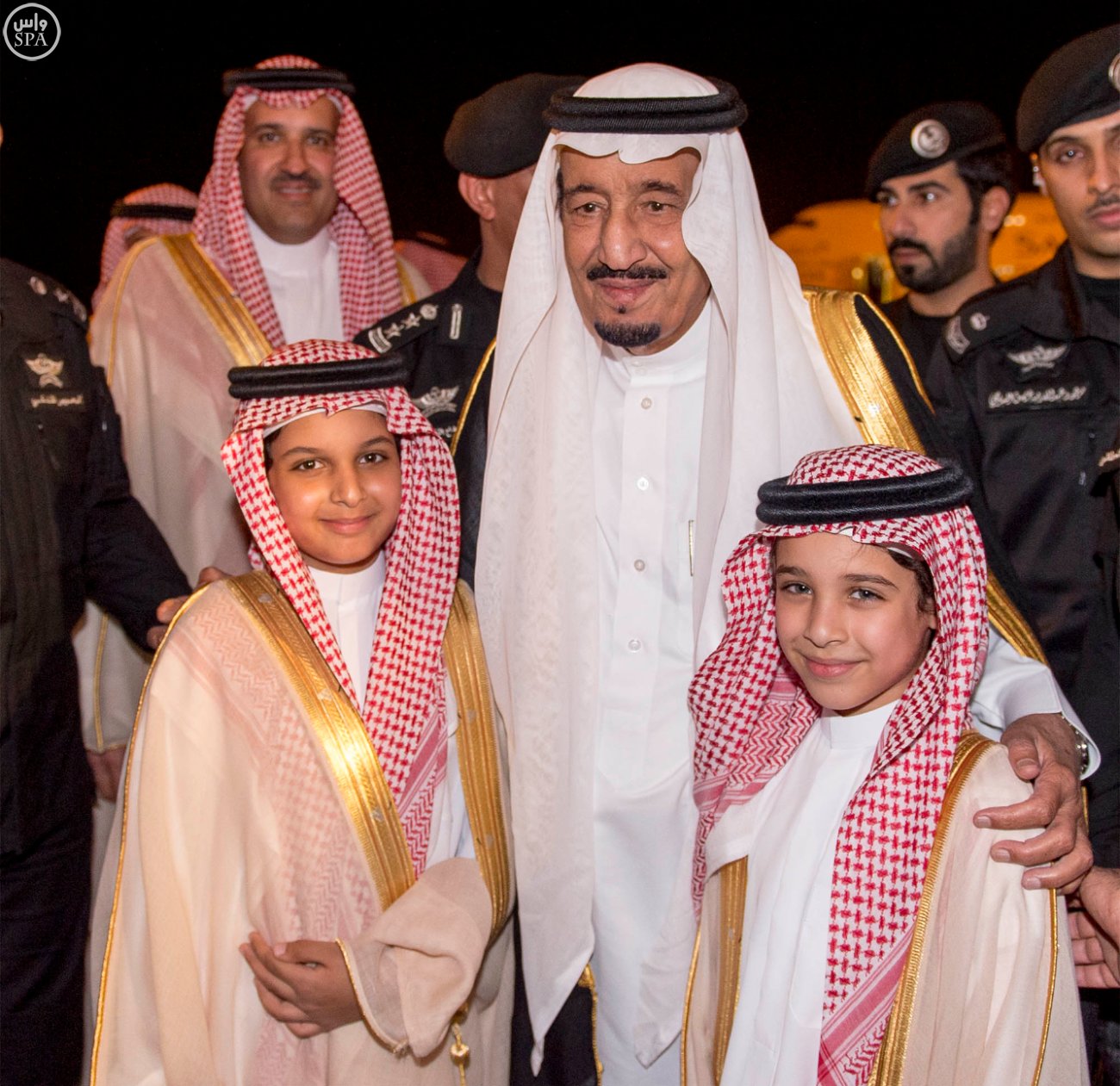 الملك يصل إلى المدينة المنورة ويزور المسجد النبوي