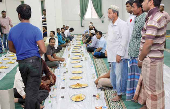 مخيم «إفطار ودعوة 8» بالدمام يوزع 76 ألف
وجبة إفطار صائم